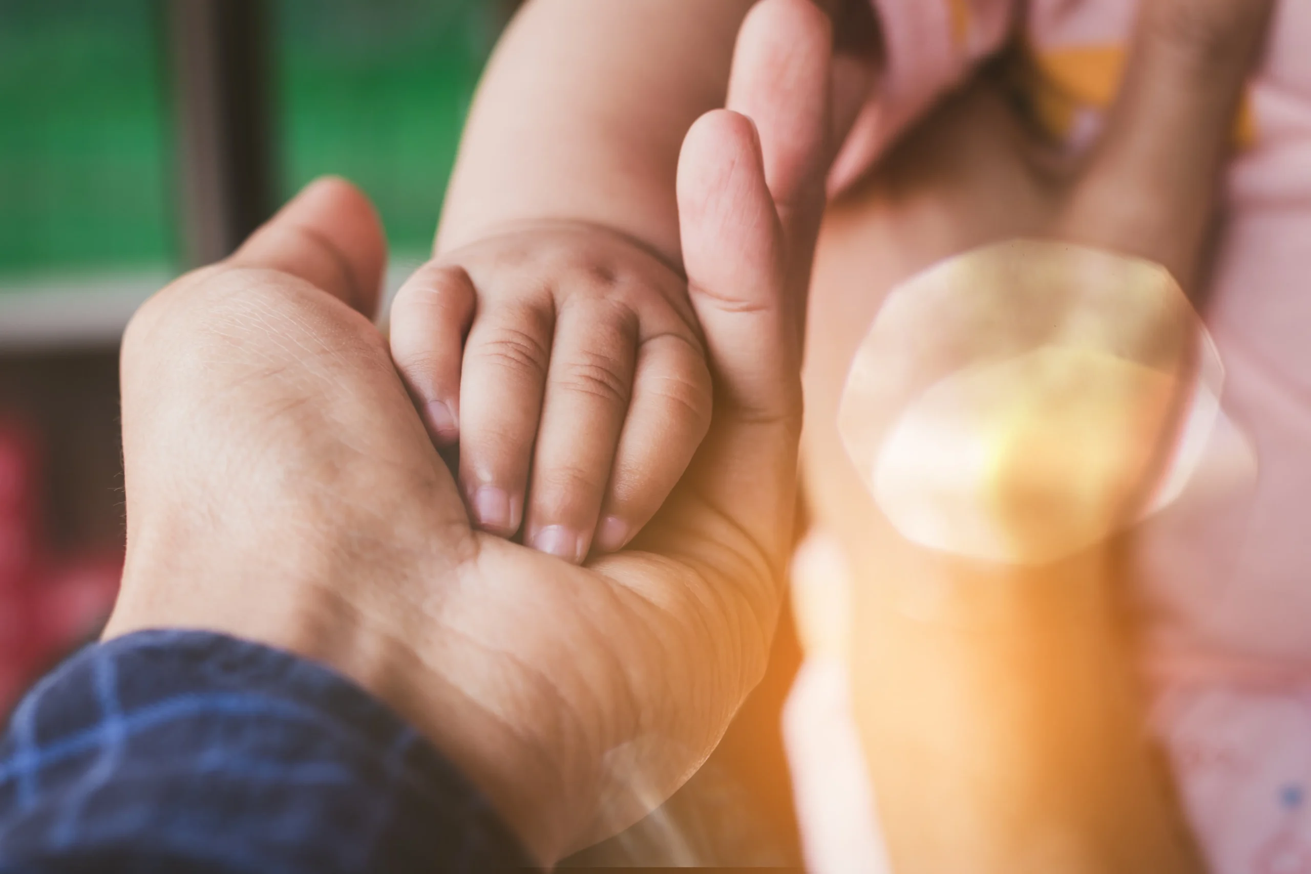 Ibu memegang tangan anak sebagai tanda sokongan selepas perceraian