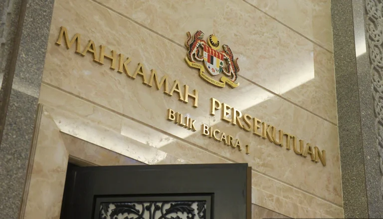 menunjukkan logo mahkamah dan pantulan cahaya daripada lampu menandakan bahawasannya tempat itu bersih dan licin