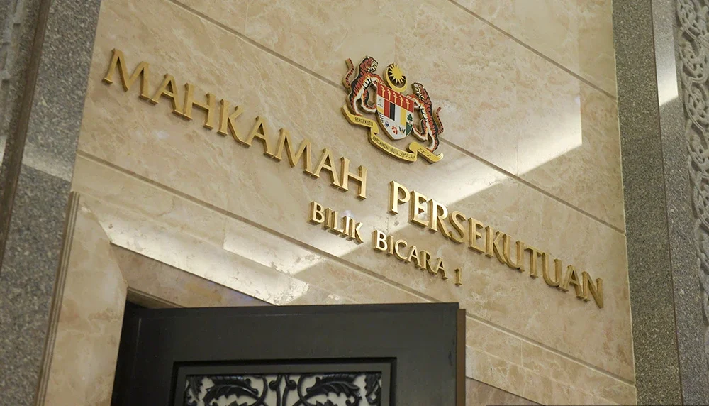 menunjukkan logo mahkamah dan pantulan cahaya daripada lampu menandakan bahawasannya tempat itu bersih dan licin